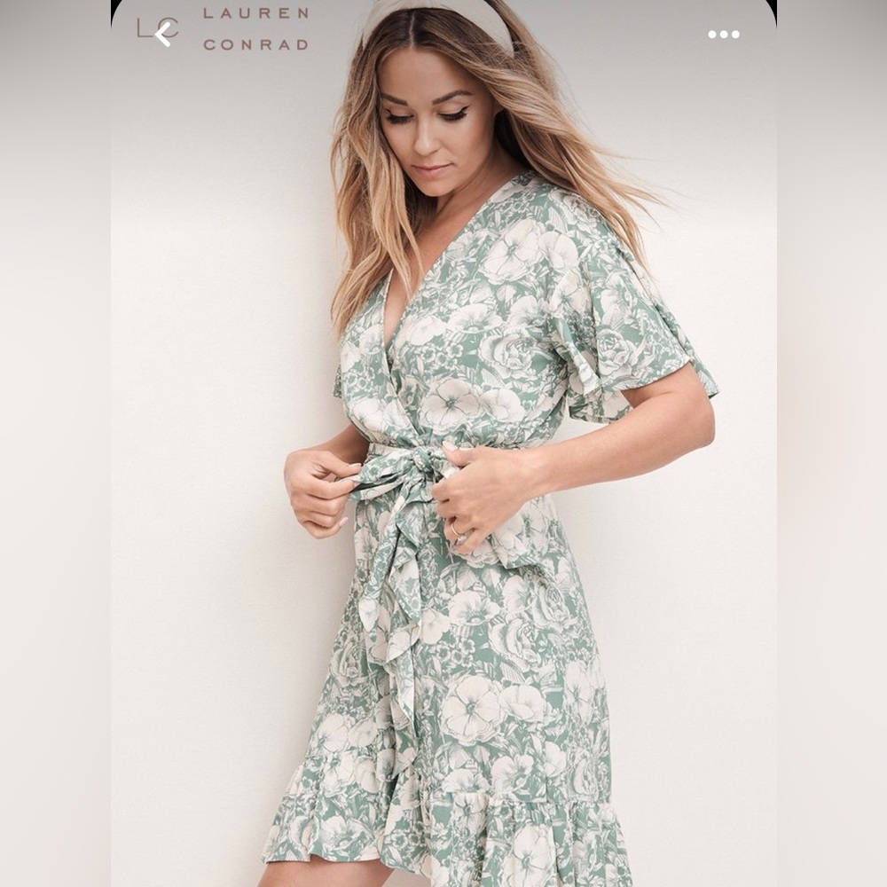 Lauren Conrad floral ruffle dress.🤍
